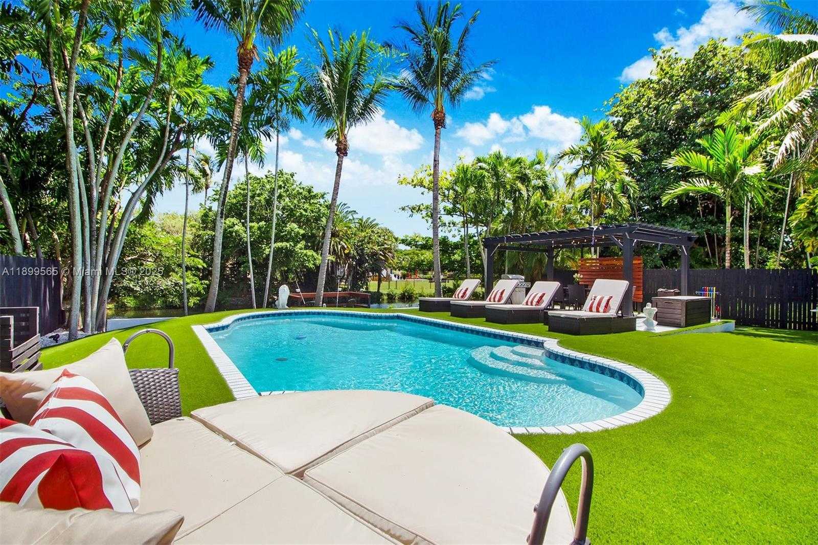 Small Image of 11975 WEST BISCAYNE CANAL RD, Miami Number 10