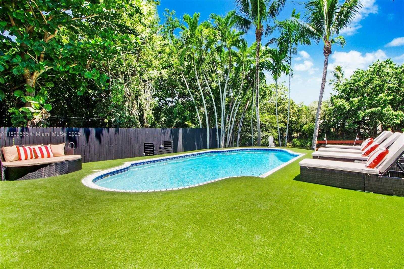 Small Image of 11975 WEST BISCAYNE CANAL RD, Miami Number 13
