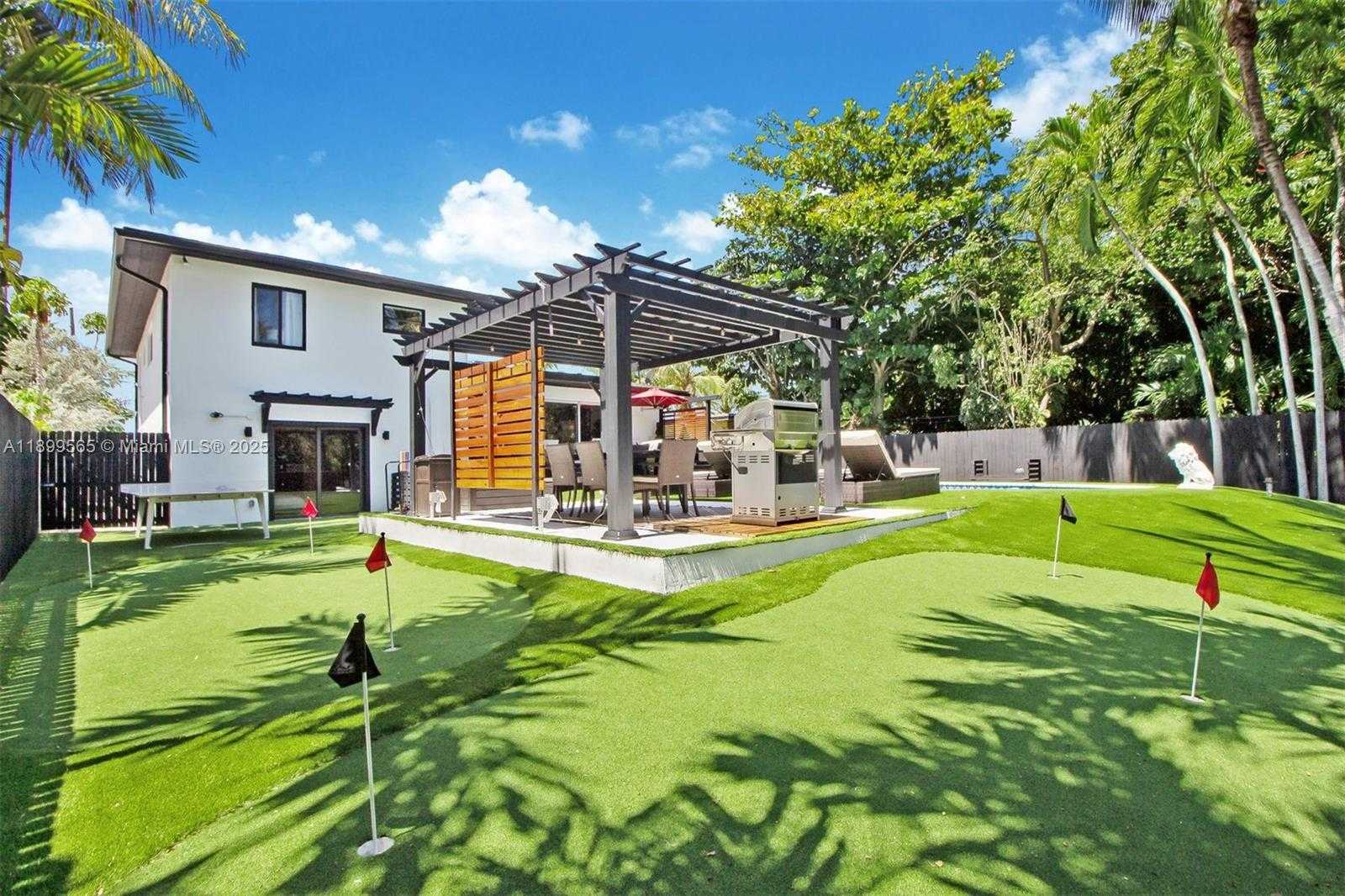 Small Image of 11975 WEST BISCAYNE CANAL RD, Miami Number 2
