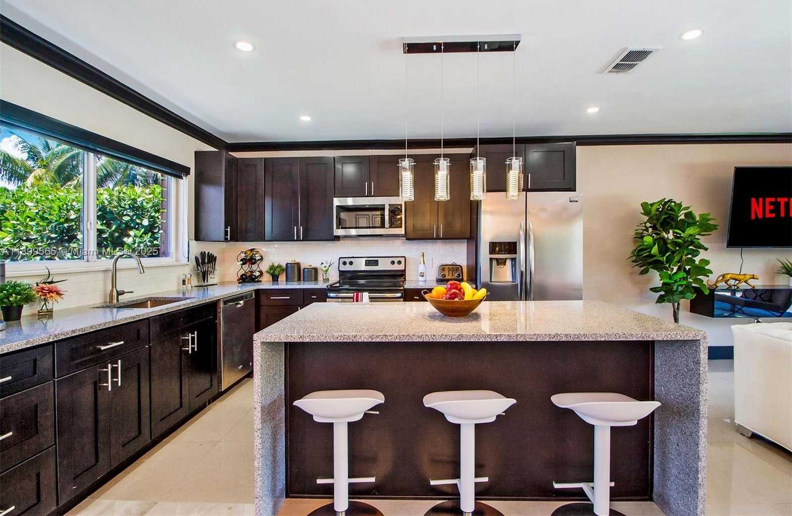 Small Image of 11975 WEST BISCAYNE CANAL RD, Miami Number 31