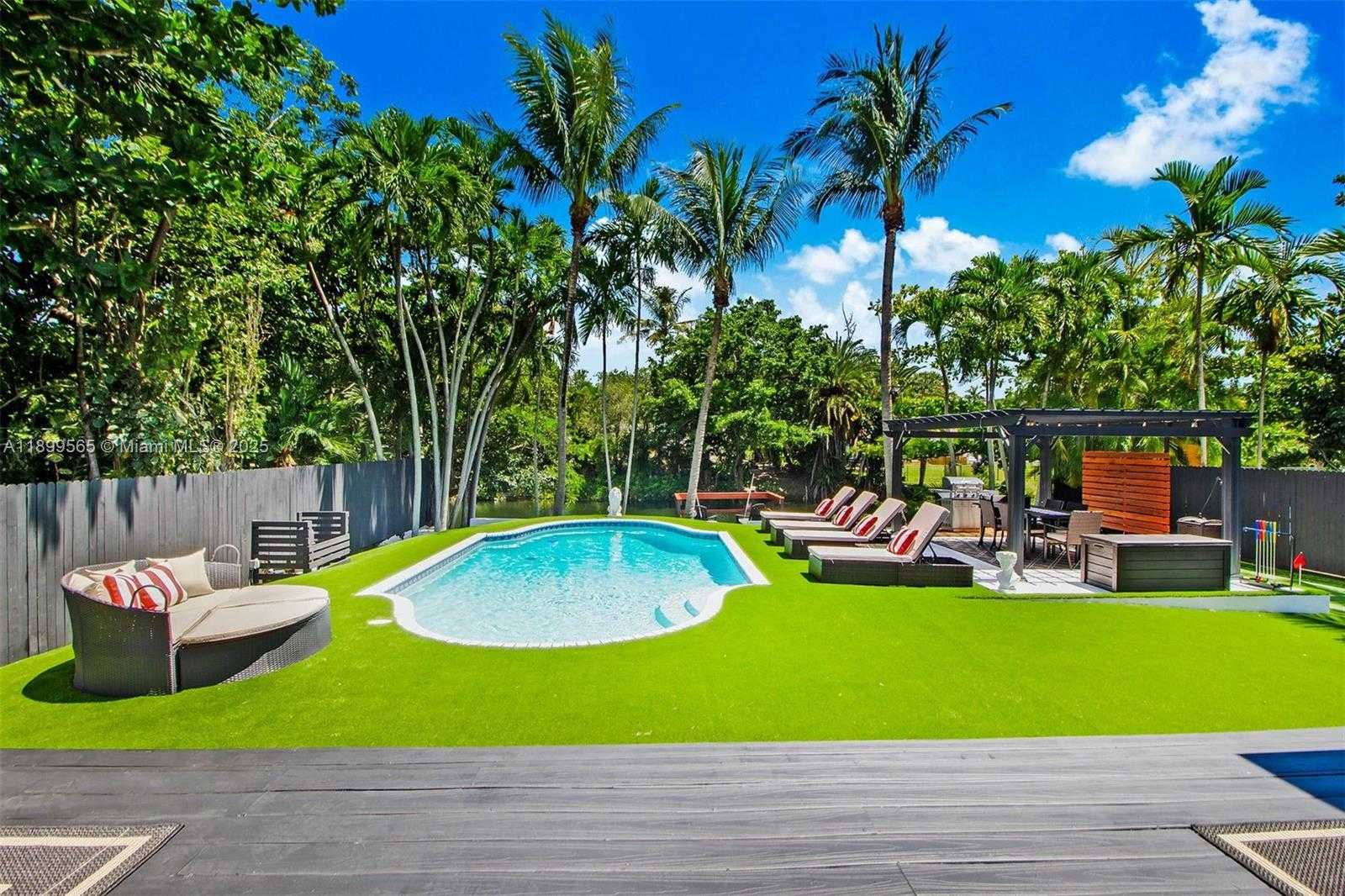 Small Image of 11975 WEST BISCAYNE CANAL RD, Miami Number 4