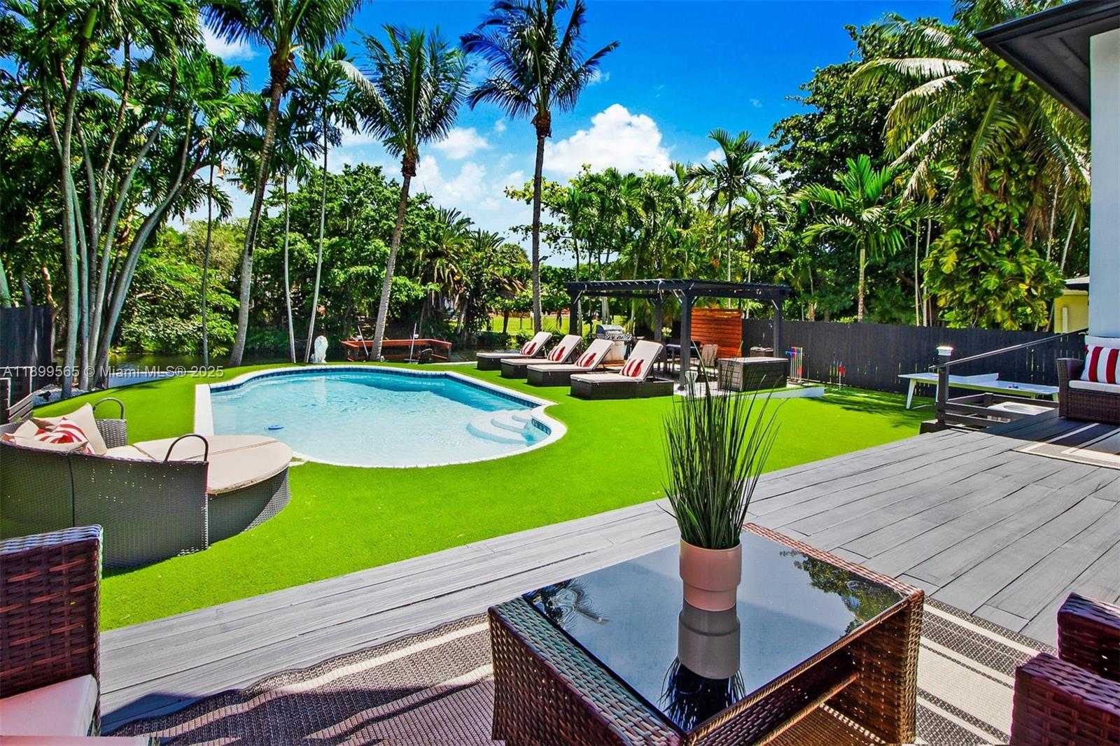 Small Image of 11975 WEST BISCAYNE CANAL RD, Miami Number 6