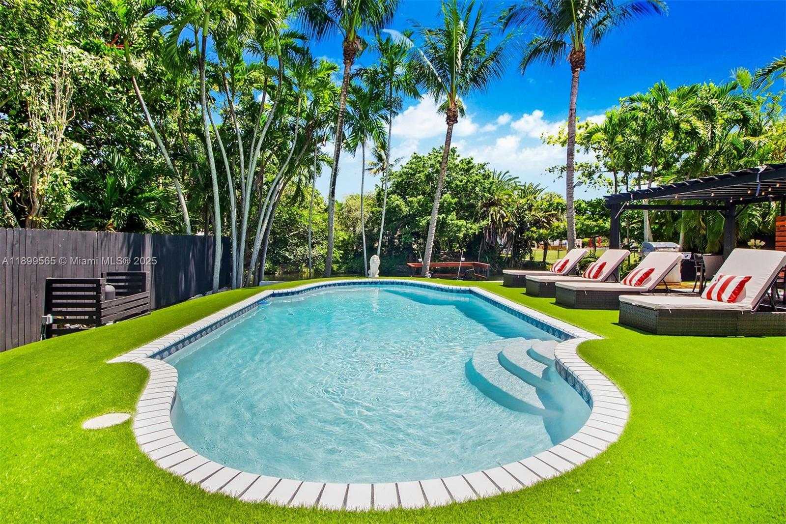 Small Image of 11975 WEST BISCAYNE CANAL RD, Miami Number 8