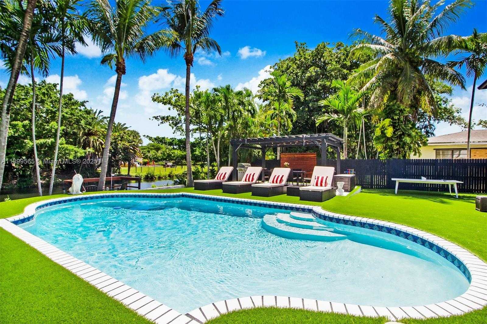 Small Image of 11975 WEST BISCAYNE CANAL RD, Miami Number 9