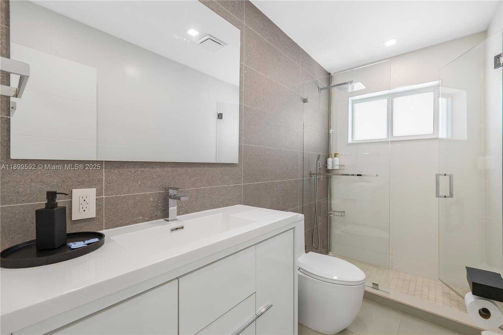 Small Image of 1104 NORTH 13TH TER, Hollywood Number 16