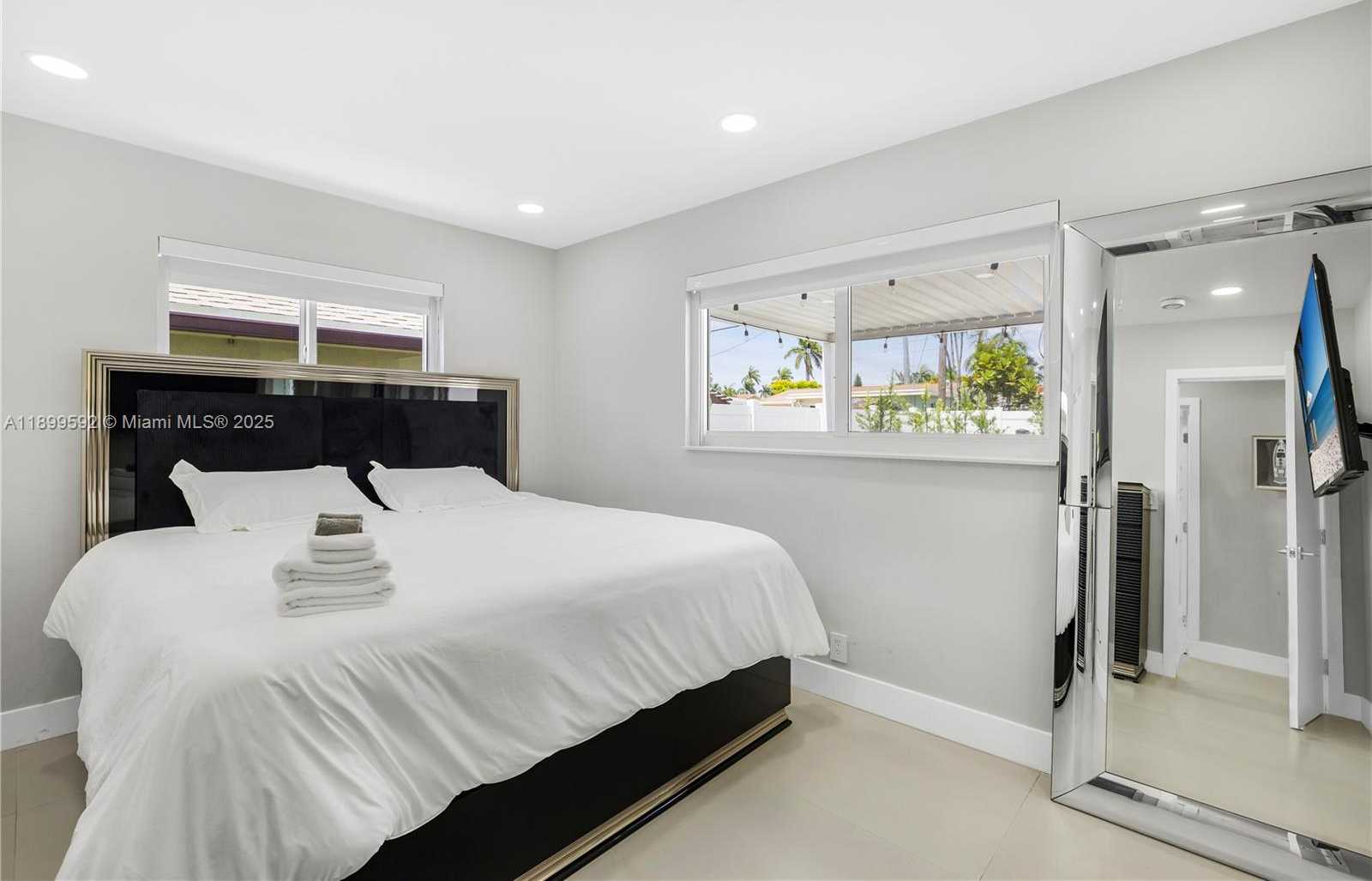 Small Image of 1104 NORTH 13TH TER, Hollywood Number 46