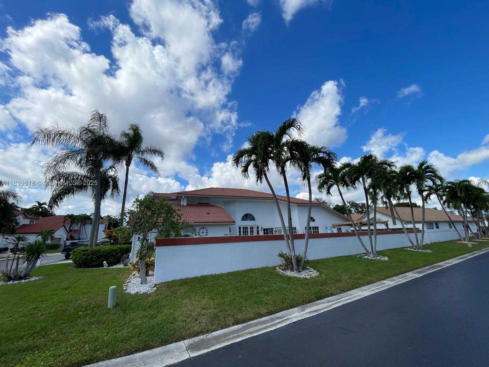 Small Image of 6953 COLUMBIA CT, Margate Number 2