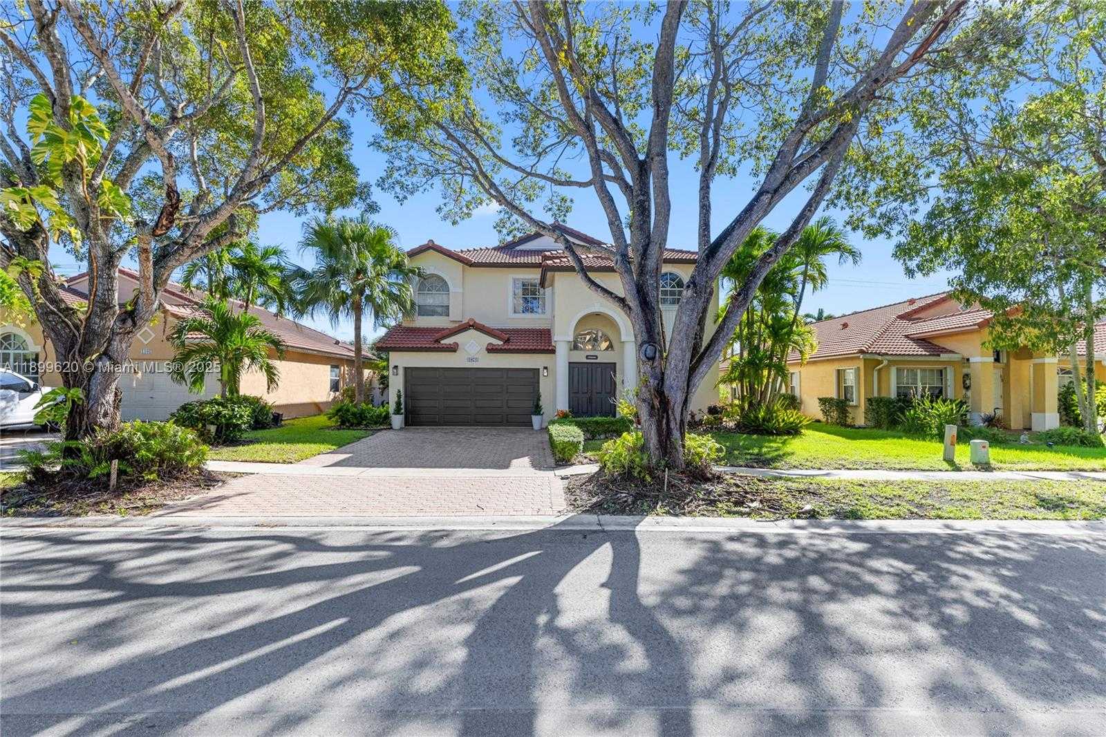 Small Image of 1071 NORTH WEST 184TH TER, Pembroke Pines Number 2