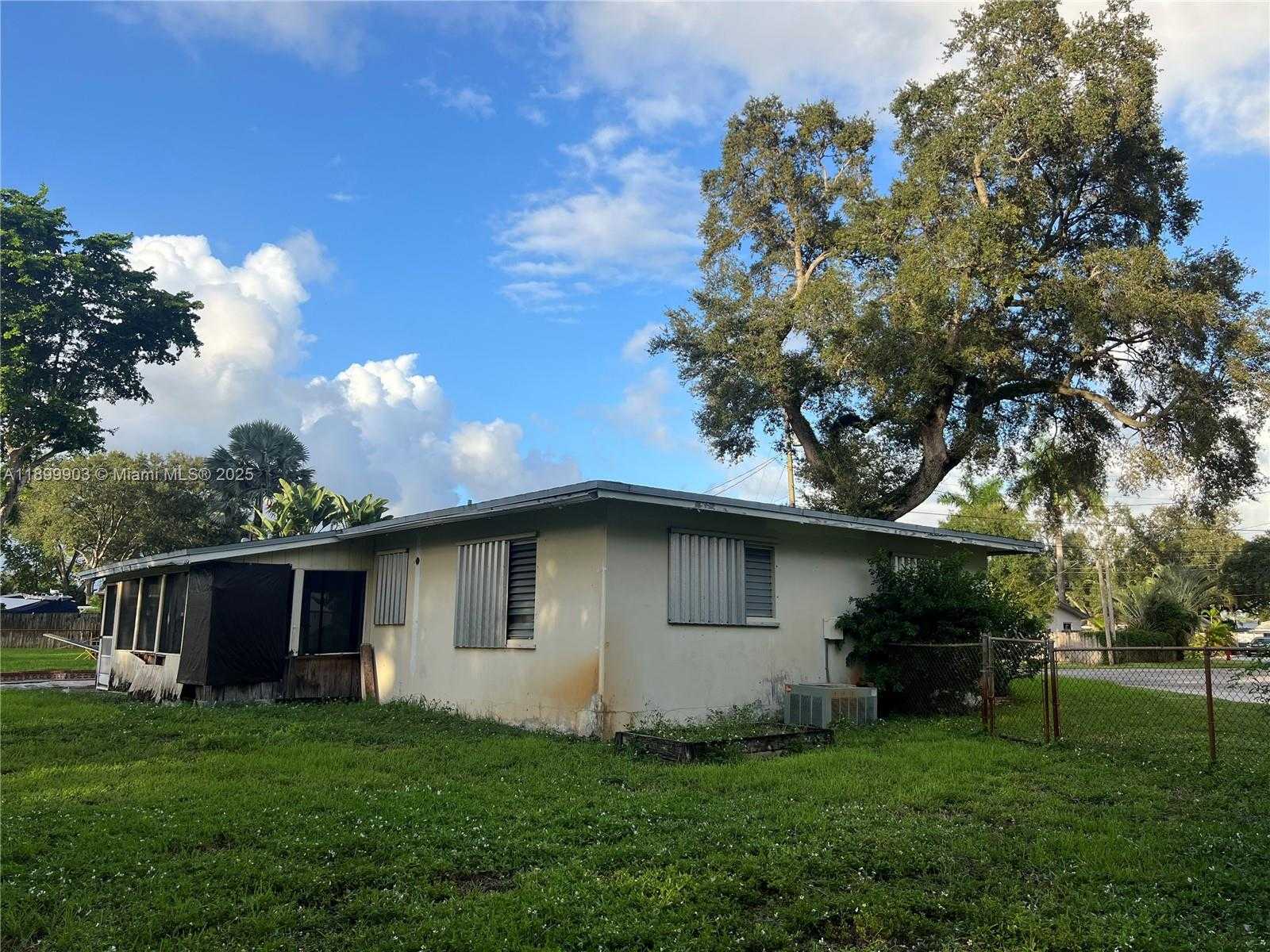 Small Image of 3410 SOUTH WEST 25TH ST, Fort Lauderdale Number 4