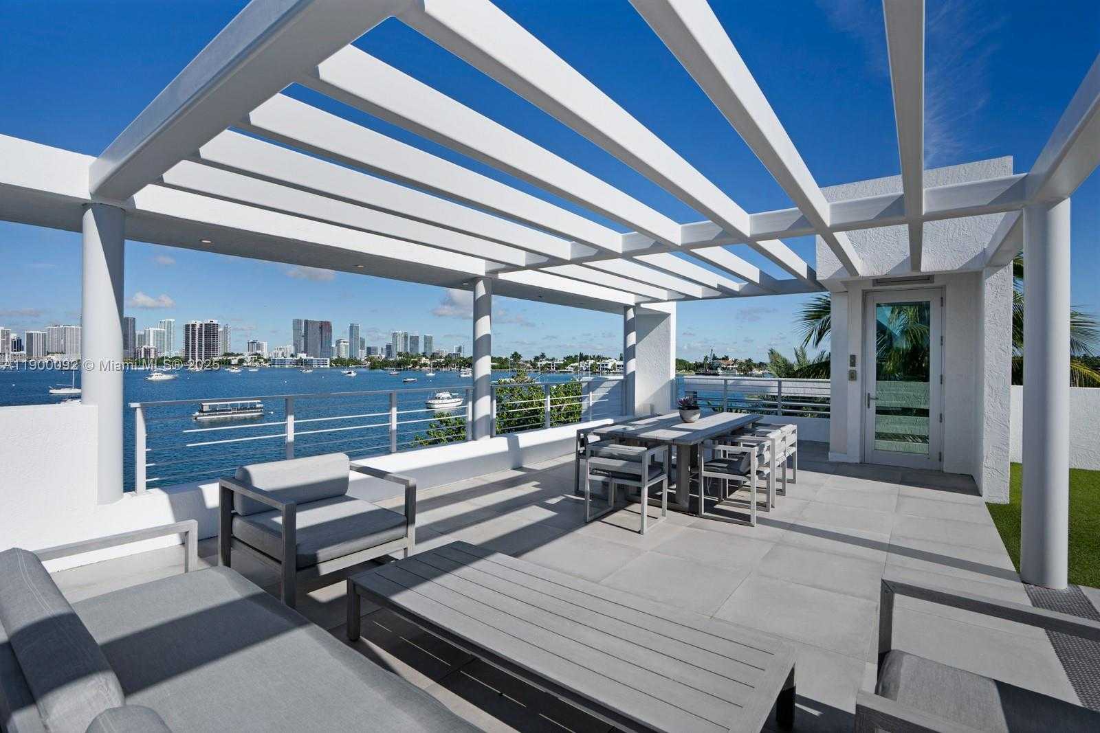 Small Image of 440 SOUTH HIBISCUS DR, Miami Beach Number 17