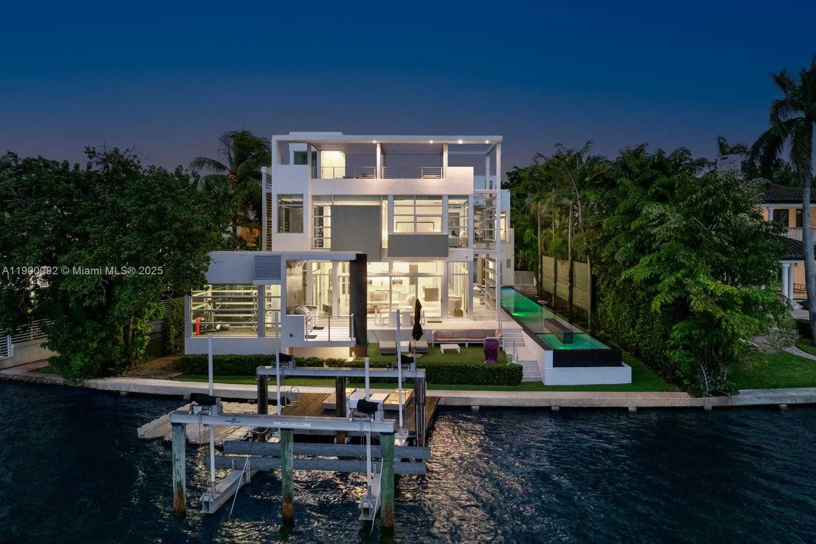 Small Image of 440 SOUTH HIBISCUS DR, Miami Beach Number 2