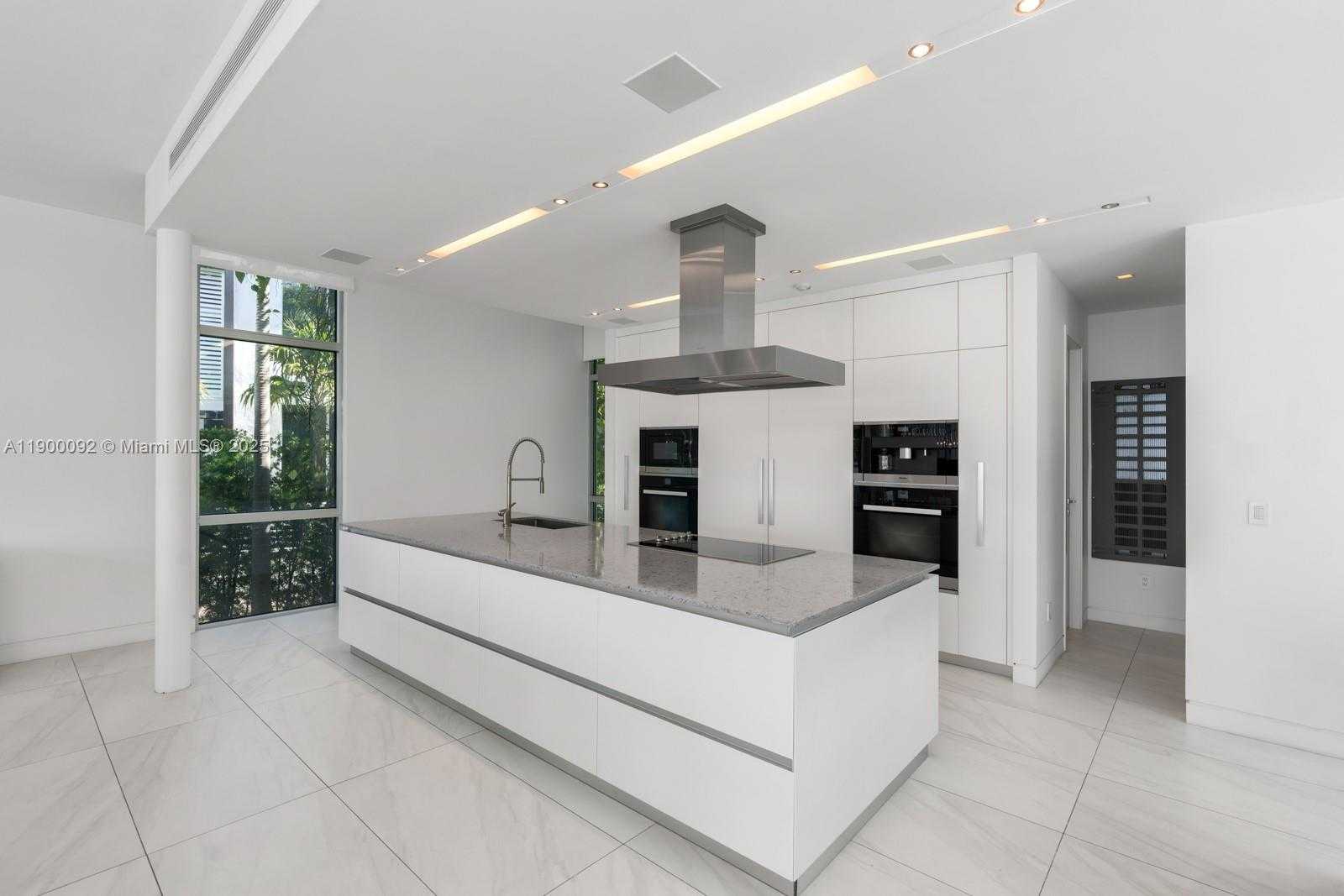 Small Image of 440 SOUTH HIBISCUS DR, Miami Beach Number 20