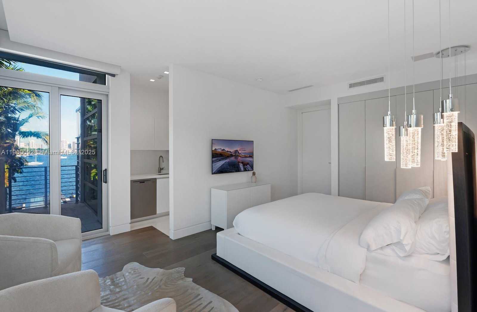 Small Image of 440 SOUTH HIBISCUS DR, Miami Beach Number 42