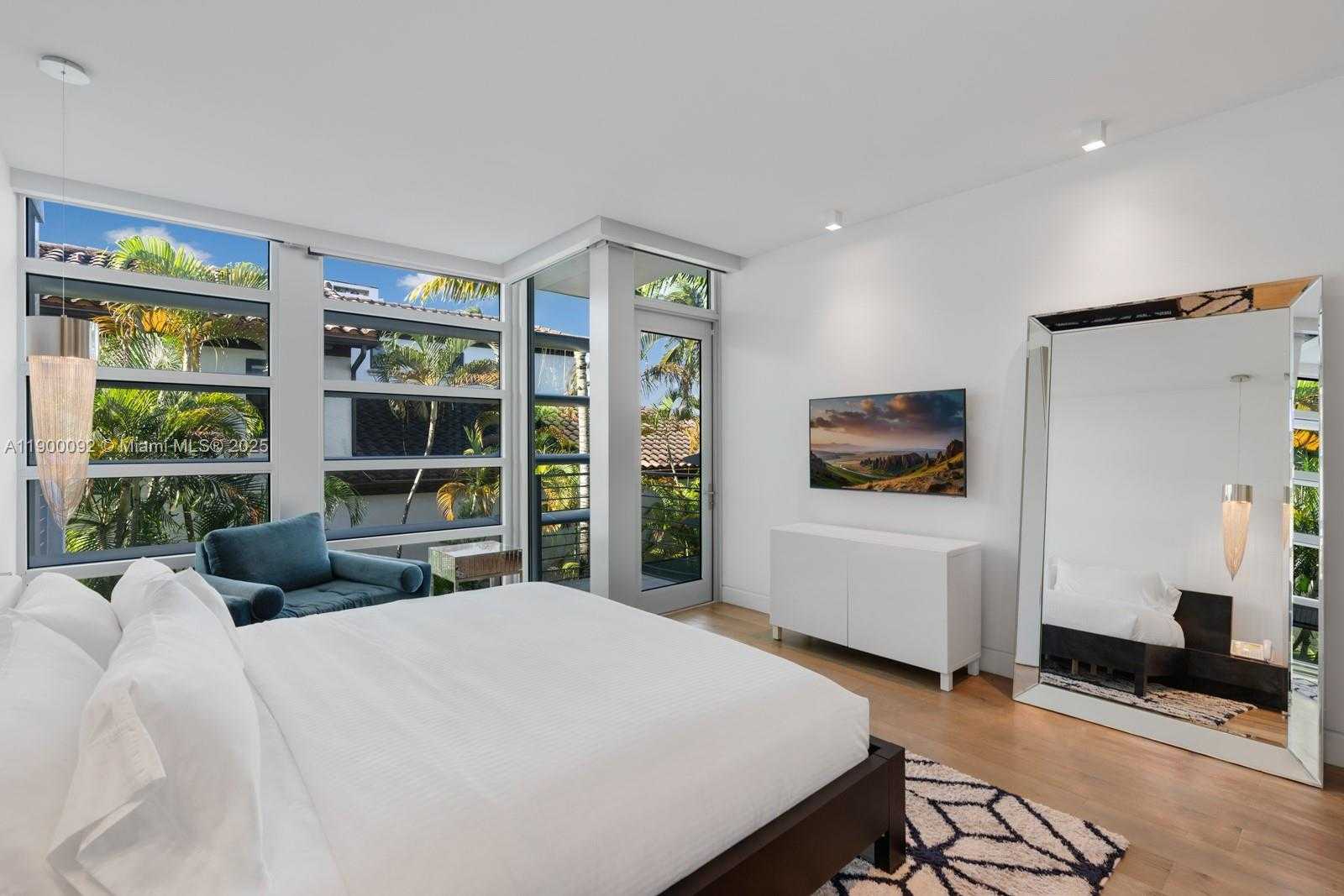 Small Image of 440 SOUTH HIBISCUS DR, Miami Beach Number 47