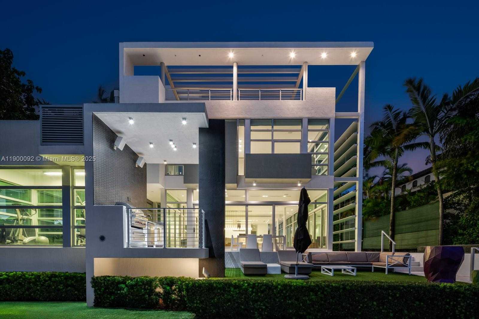 Small Image of 440 SOUTH HIBISCUS DR, Miami Beach Number 61