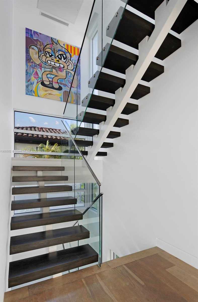 Small Image of 440 SOUTH HIBISCUS DR, Miami Beach Number 76
