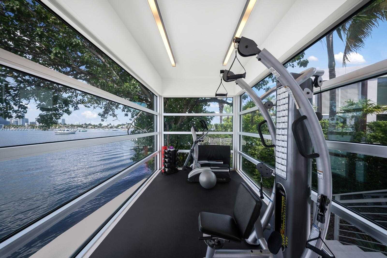 Small Image of 440 SOUTH HIBISCUS DR, Miami Beach Number 85