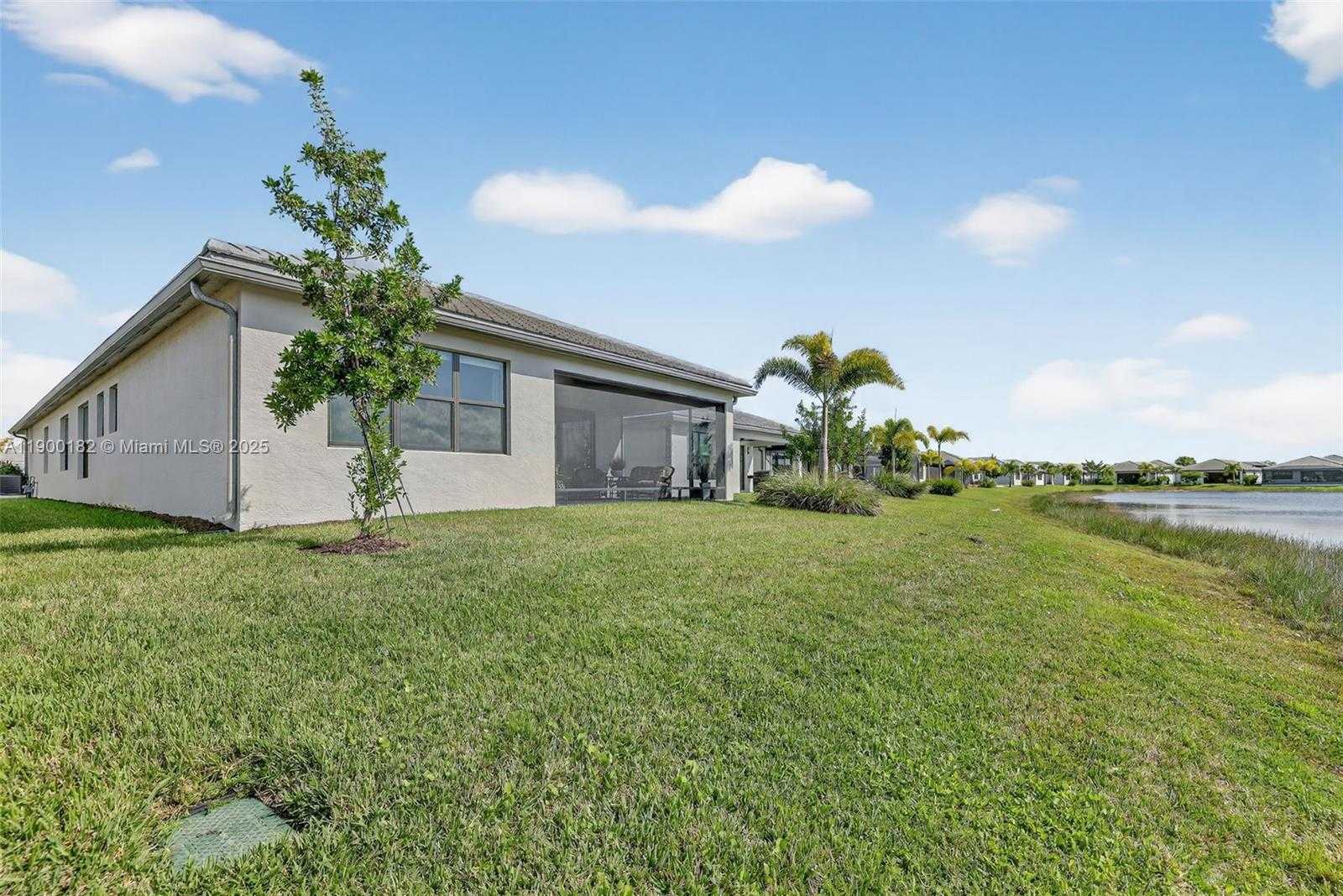 Small Image of 12446 SOUTH WEST ALONGSHORE DR, Port St. Lucie Number 35