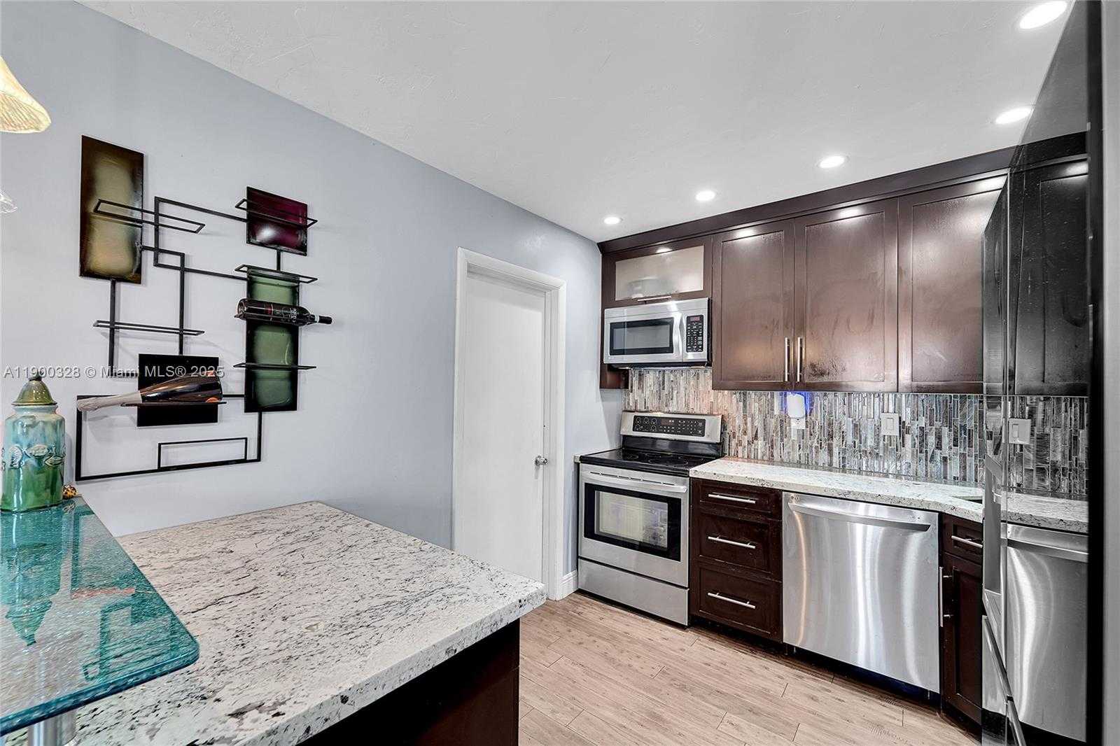 Small Image of 8370 NORTH WEST 185TH ST, Hialeah Number 4