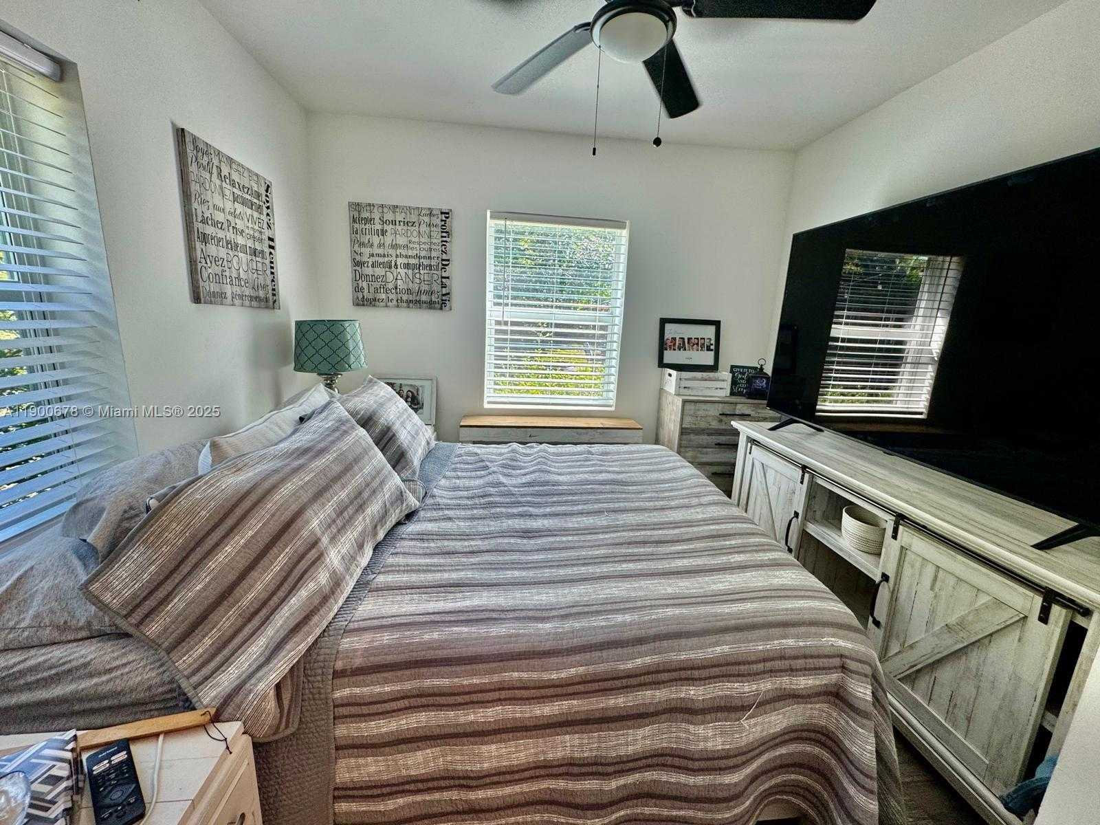 Small Image of 2626 GARFIELD ST, Hollywood Number 14