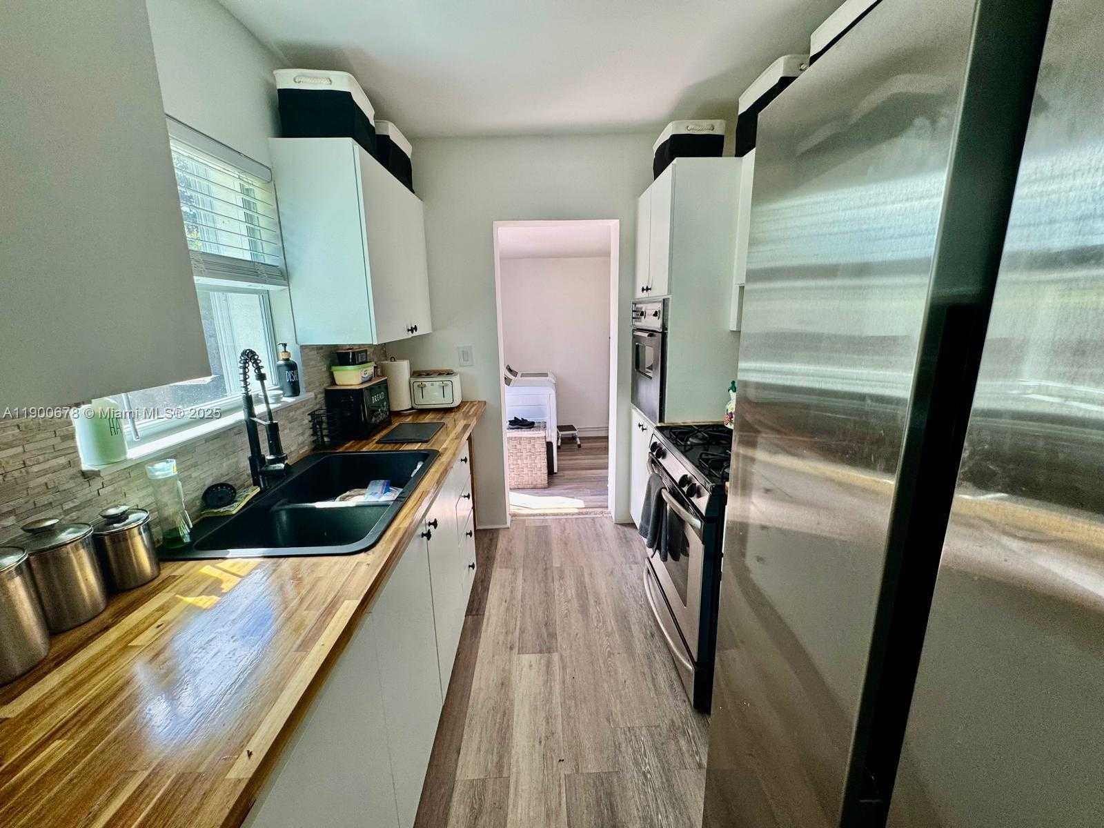 Small Image of 2626 GARFIELD ST, Hollywood Number 2