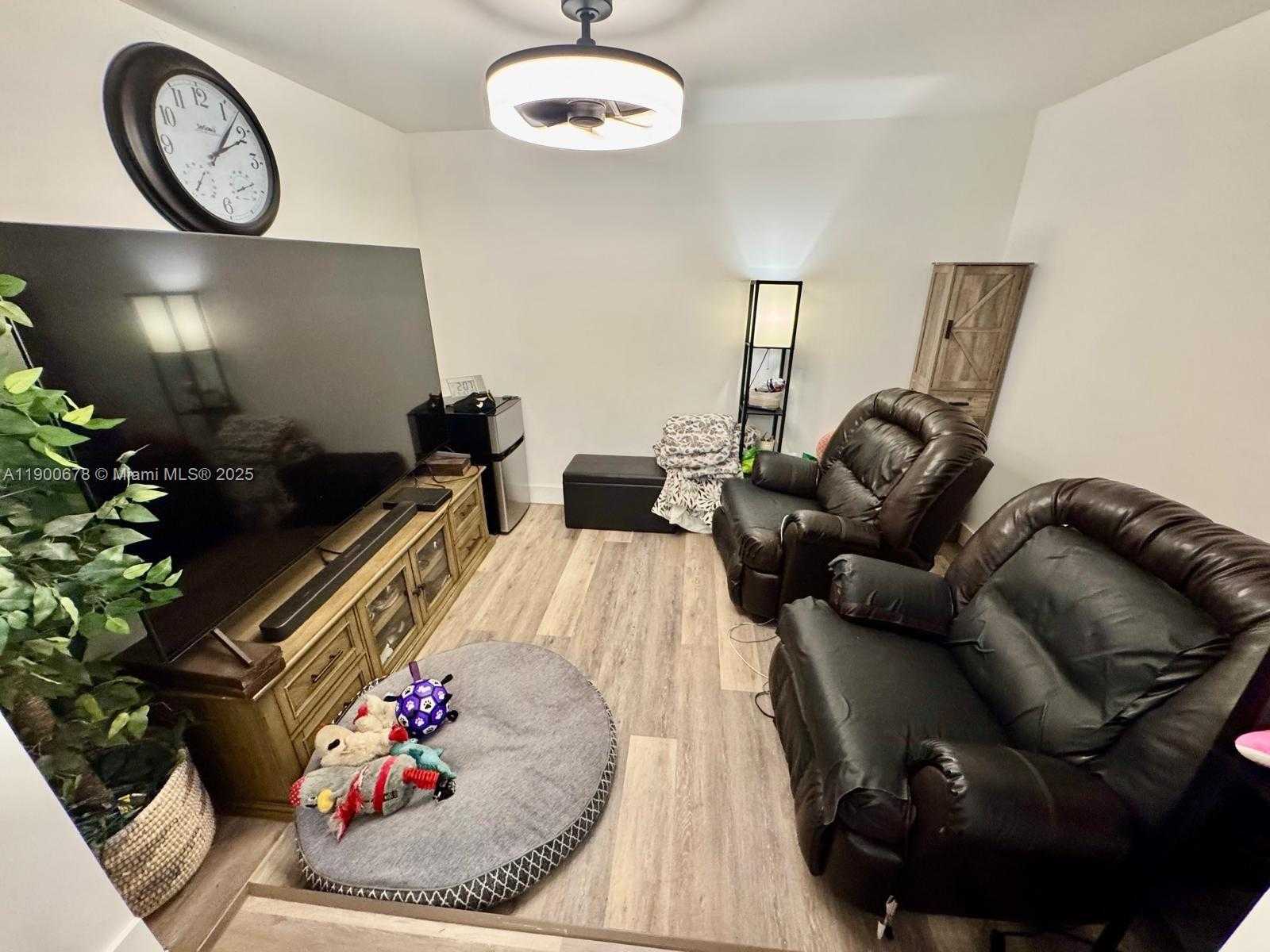 Small Image of 2626 GARFIELD ST, Hollywood Number 3