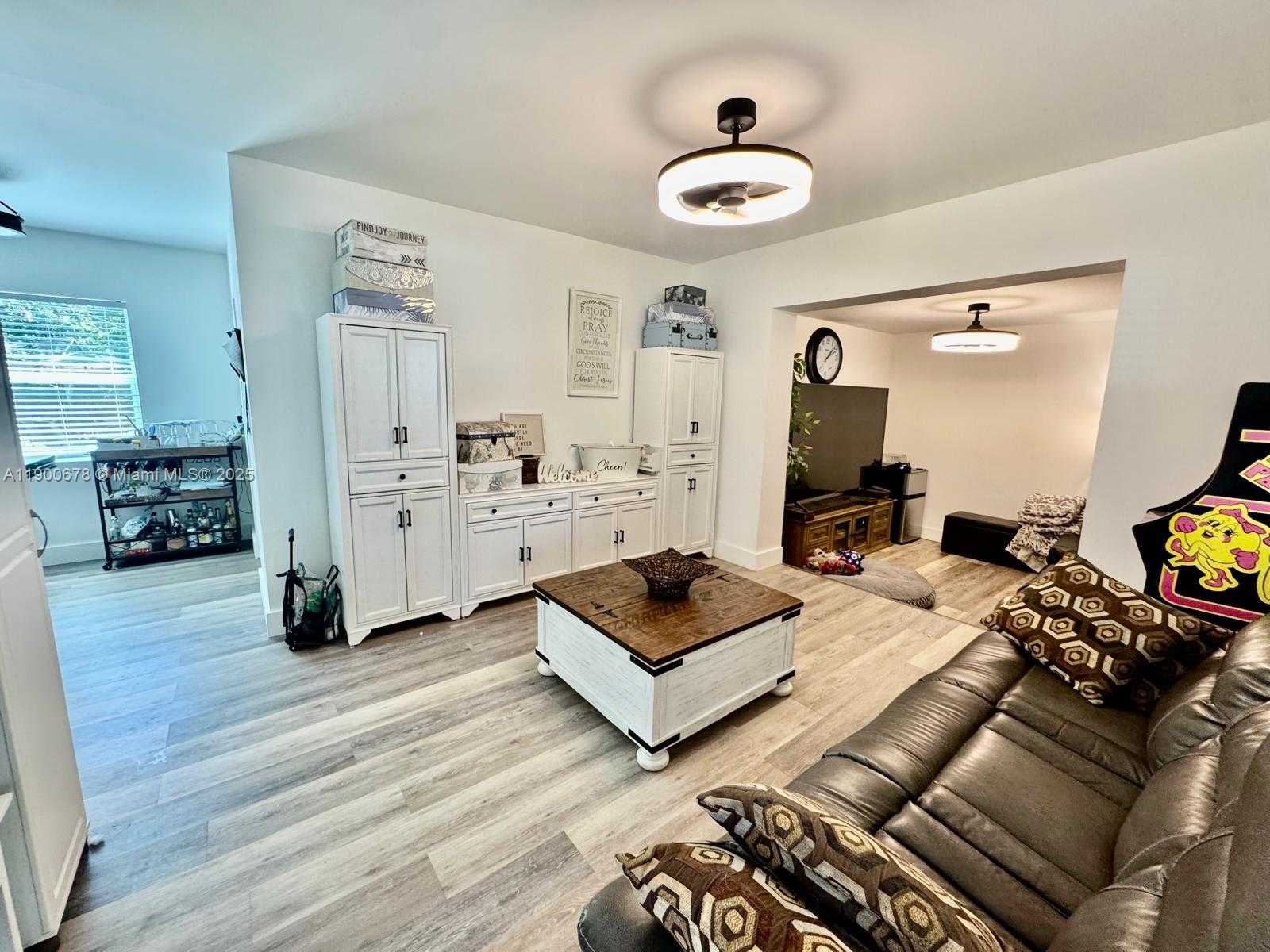 Small Image of 2626 GARFIELD ST, Hollywood Number 5