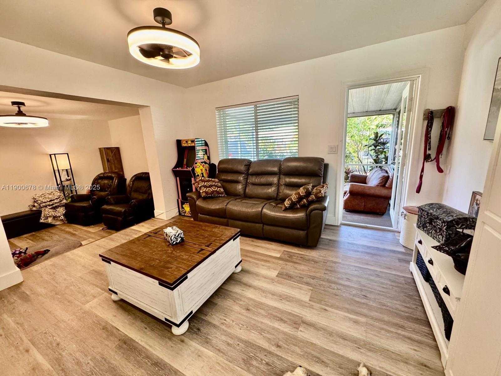 Small Image of 2626 GARFIELD ST, Hollywood Number 6