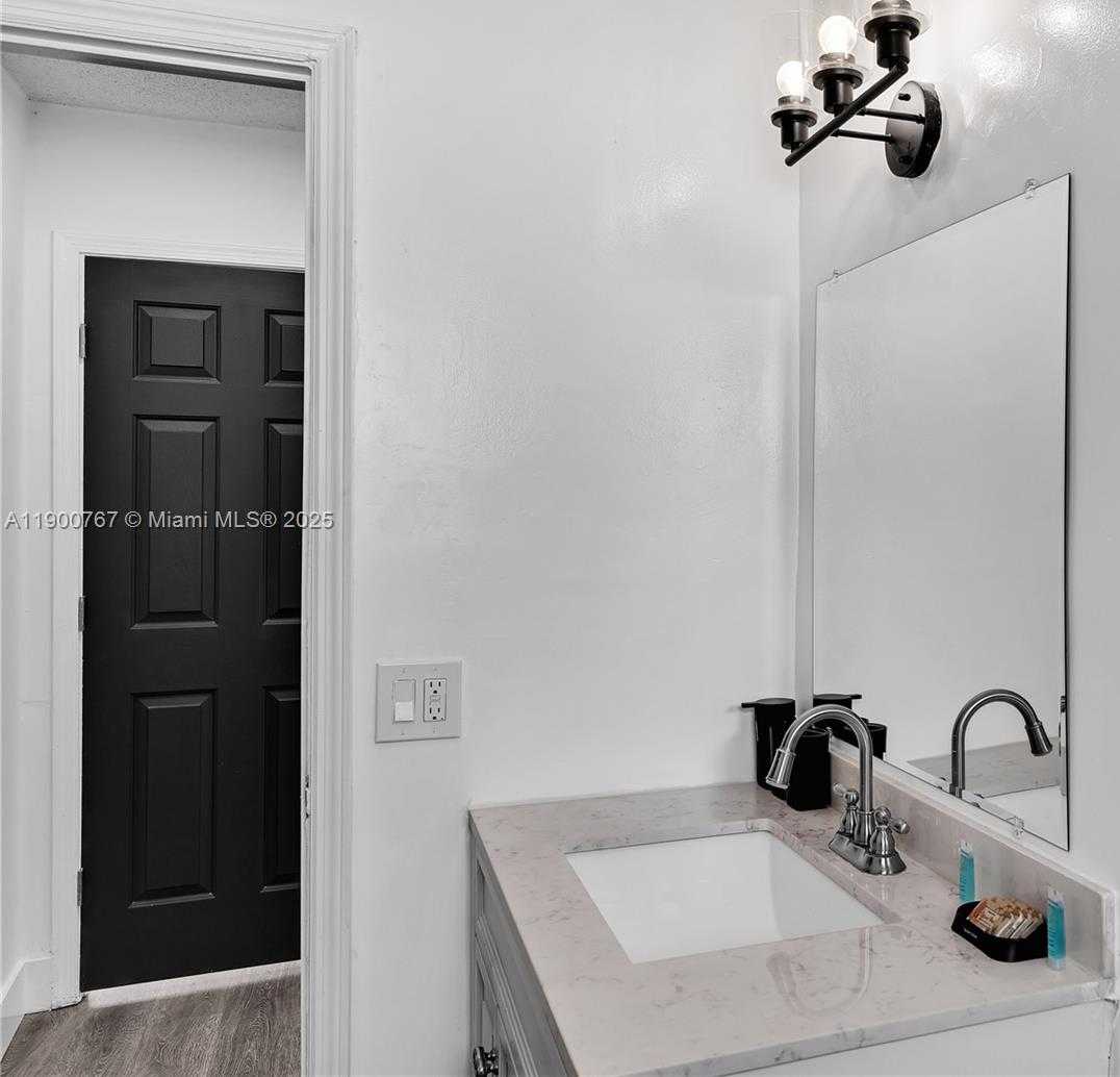 Small Image of 7471 HOPE ST, Hollywood Number 16