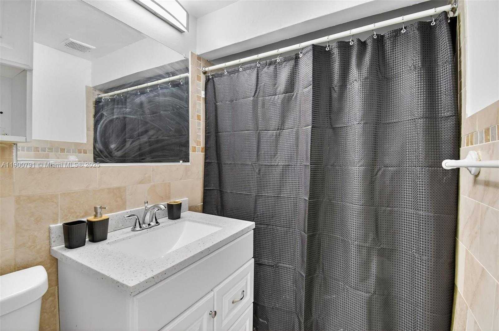 Small Image of 643 NORTH EAST 130TH ST, North Miami Number 14