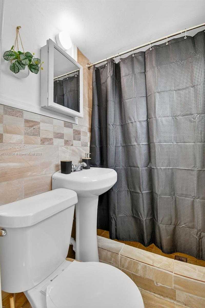 Small Image of 643 NORTH EAST 130TH ST, North Miami Number 24