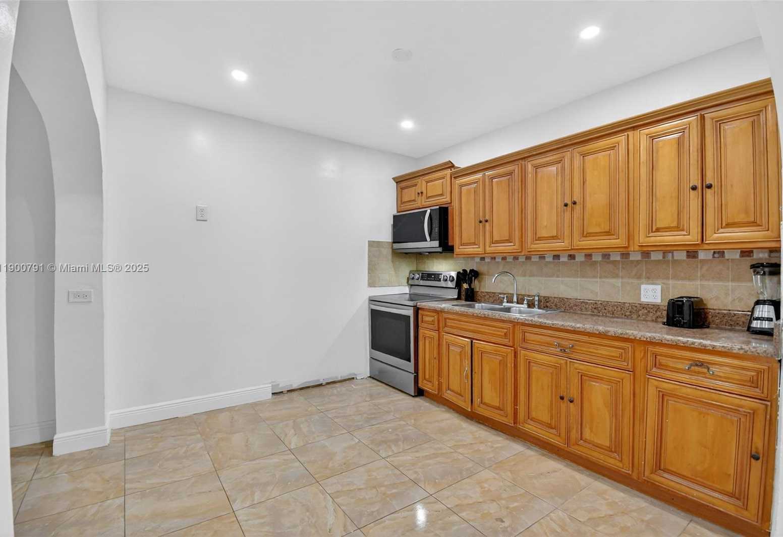 Small Image of 643 NORTH EAST 130TH ST, North Miami Number 4