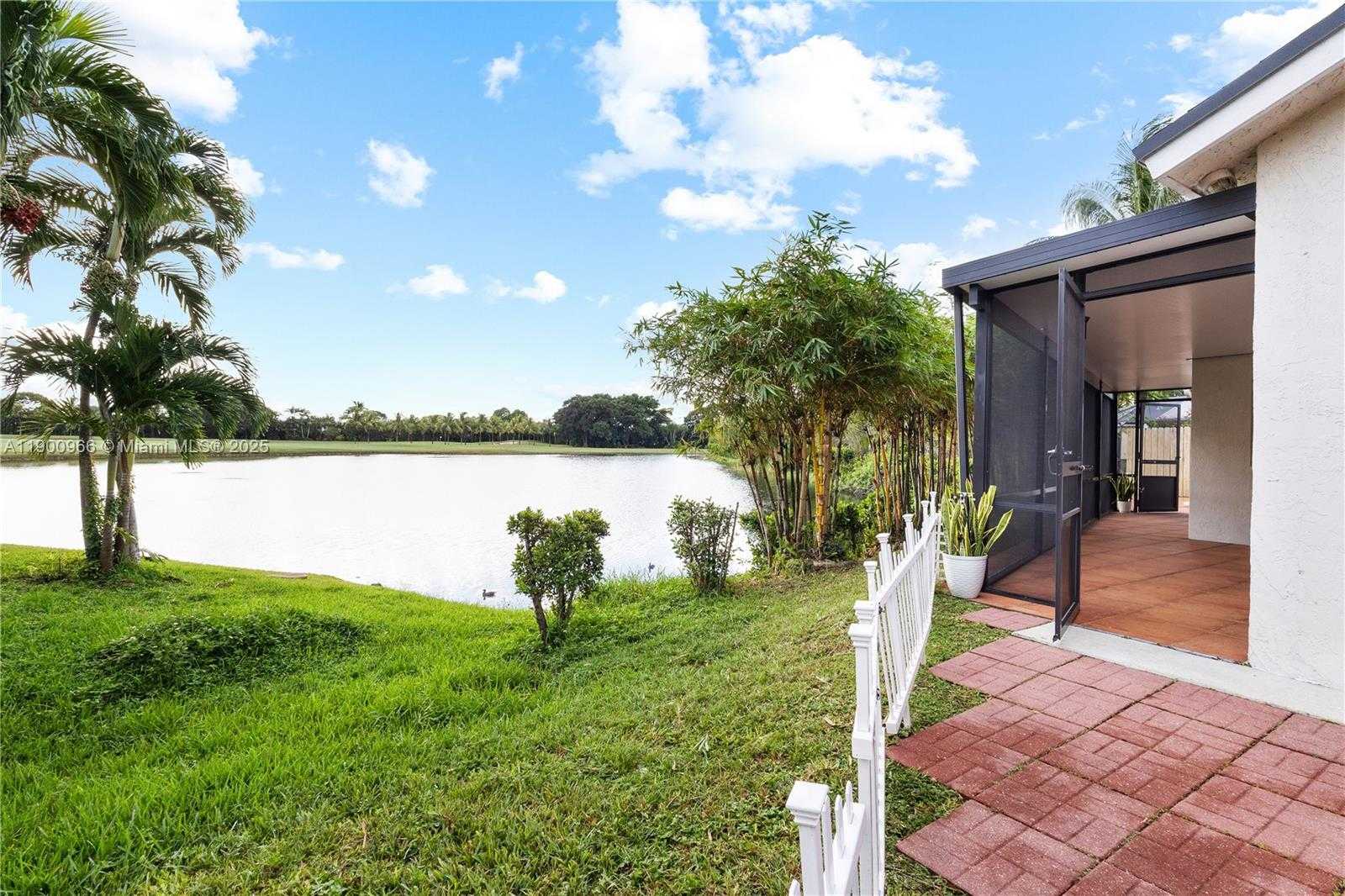 Small Image of Doral Number 4