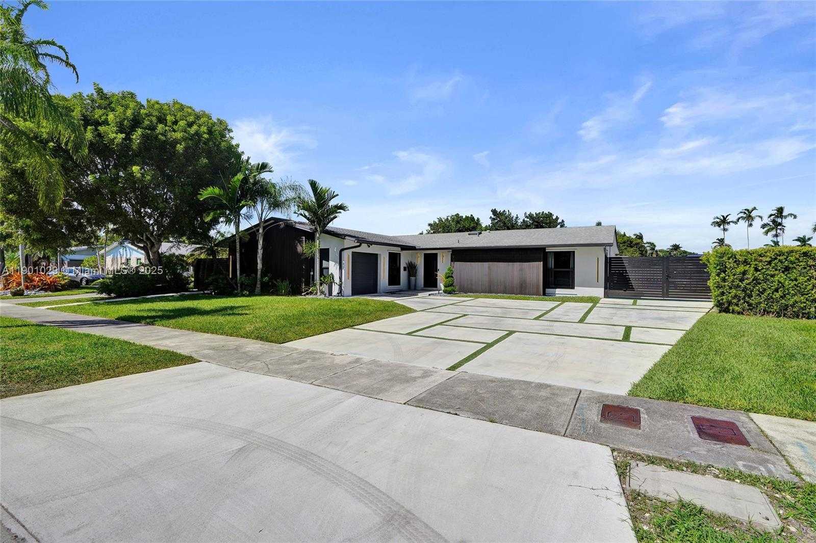 Small Image of 9371 SOUTH WEST 185TH TER, Cutler Bay Number 2