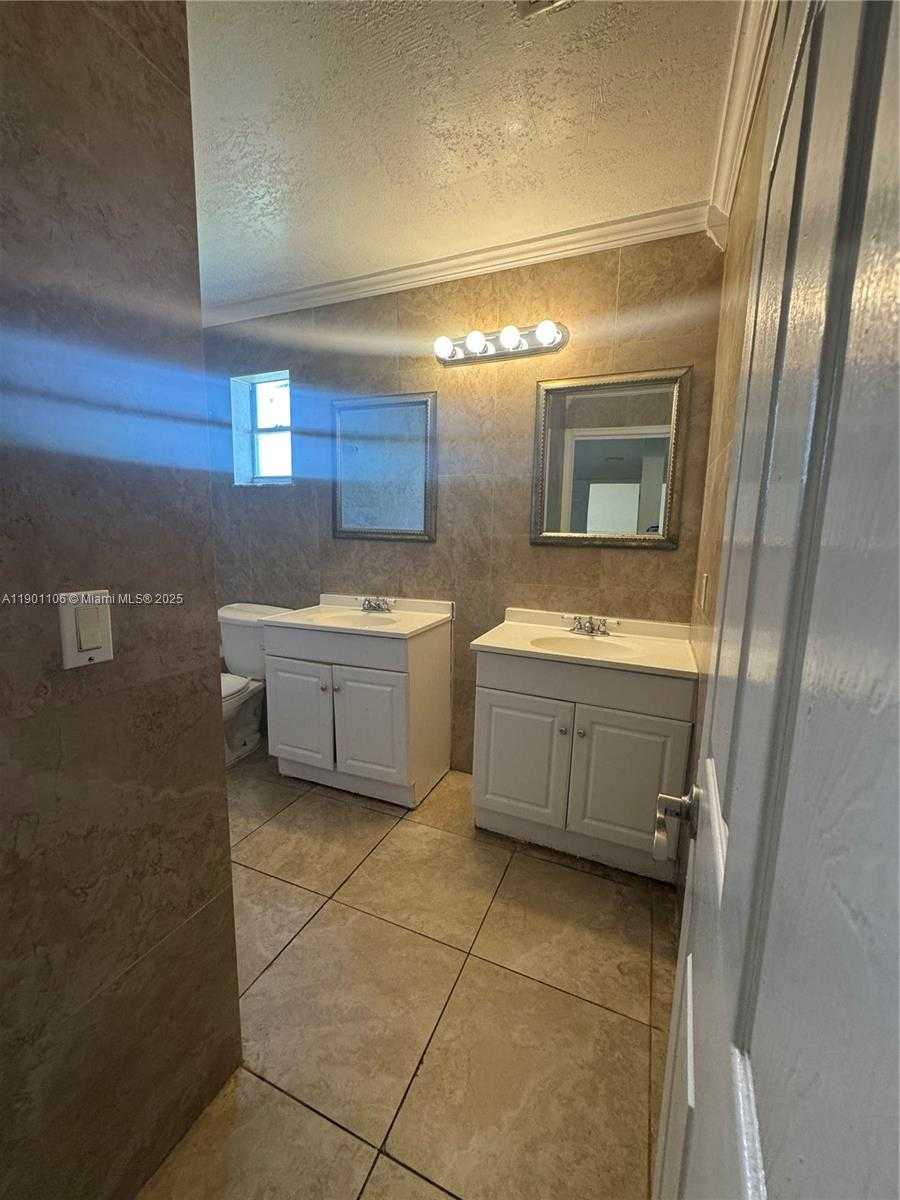 Small Image of 7945 NORTH WEST 187TH LN, Hialeah Number 13