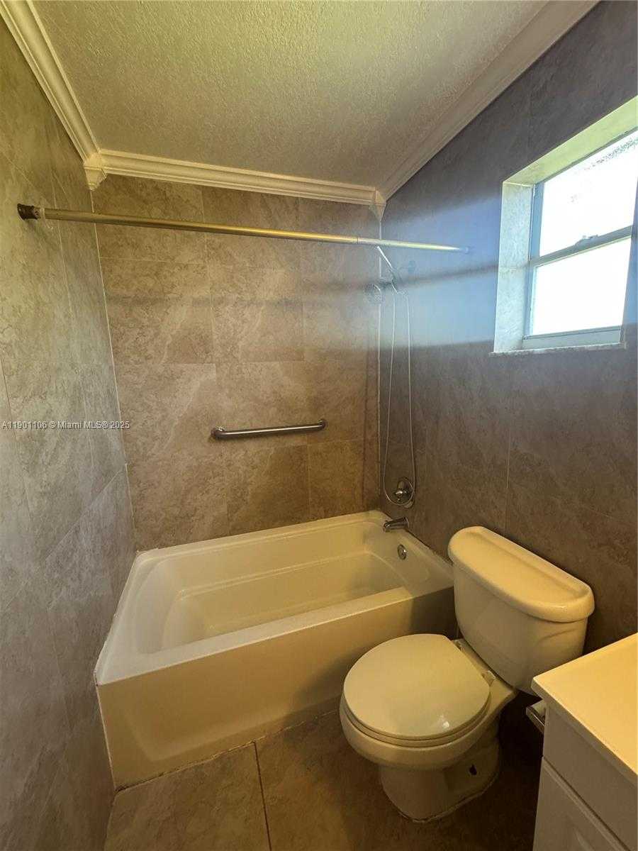Small Image of 7945 NORTH WEST 187TH LN, Hialeah Number 14