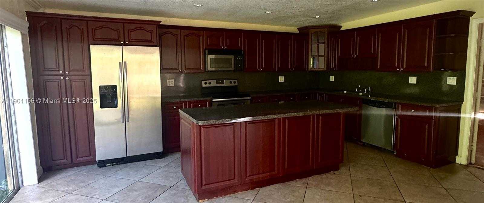 Small Image of 7945 NORTH WEST 187TH LN, Hialeah Number 4