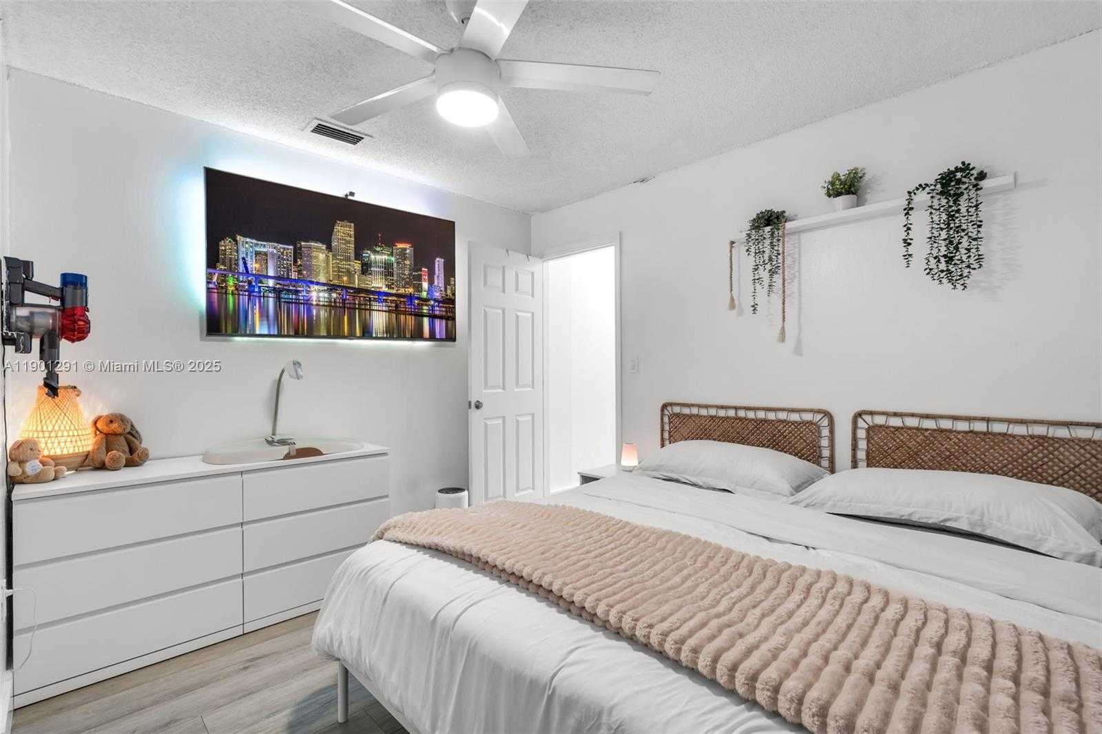 Small Image of 7531 WEST 29TH WAY, Hialeah Number 20