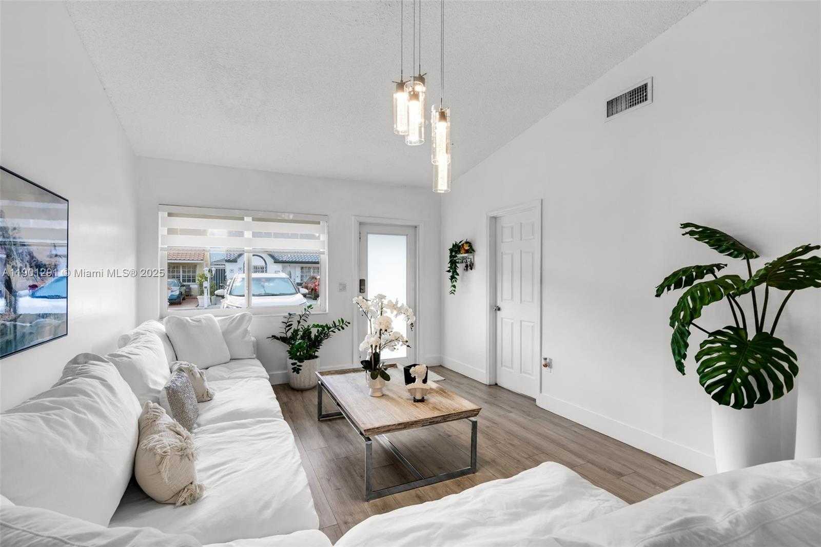 Small Image of 7531 WEST 29TH WAY, Hialeah Number 3