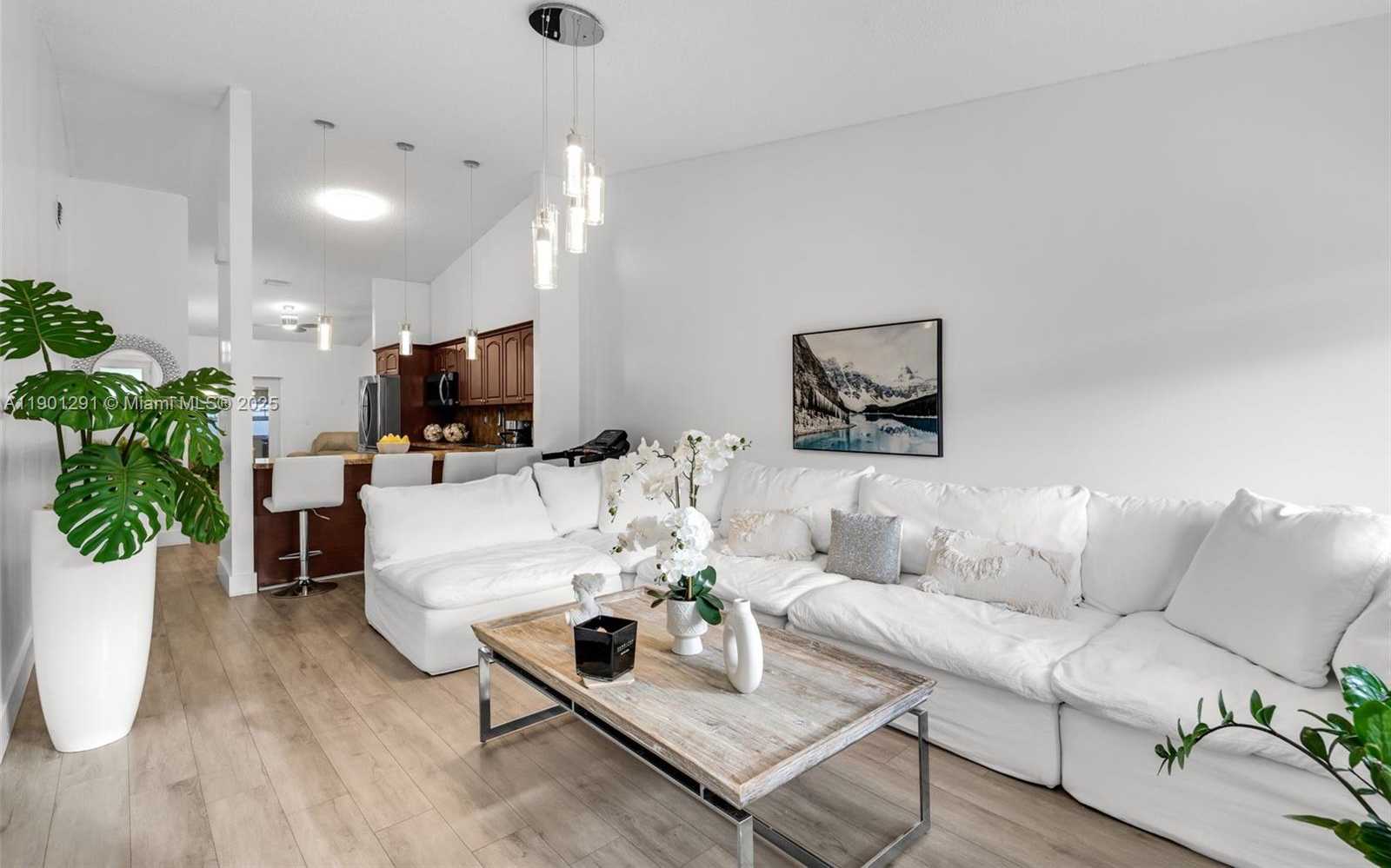 Small Image of 7531 WEST 29TH WAY, Hialeah Number 4