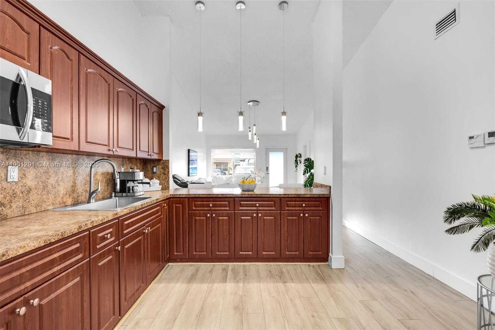 Small Image of 7531 WEST 29TH WAY, Hialeah Number 8