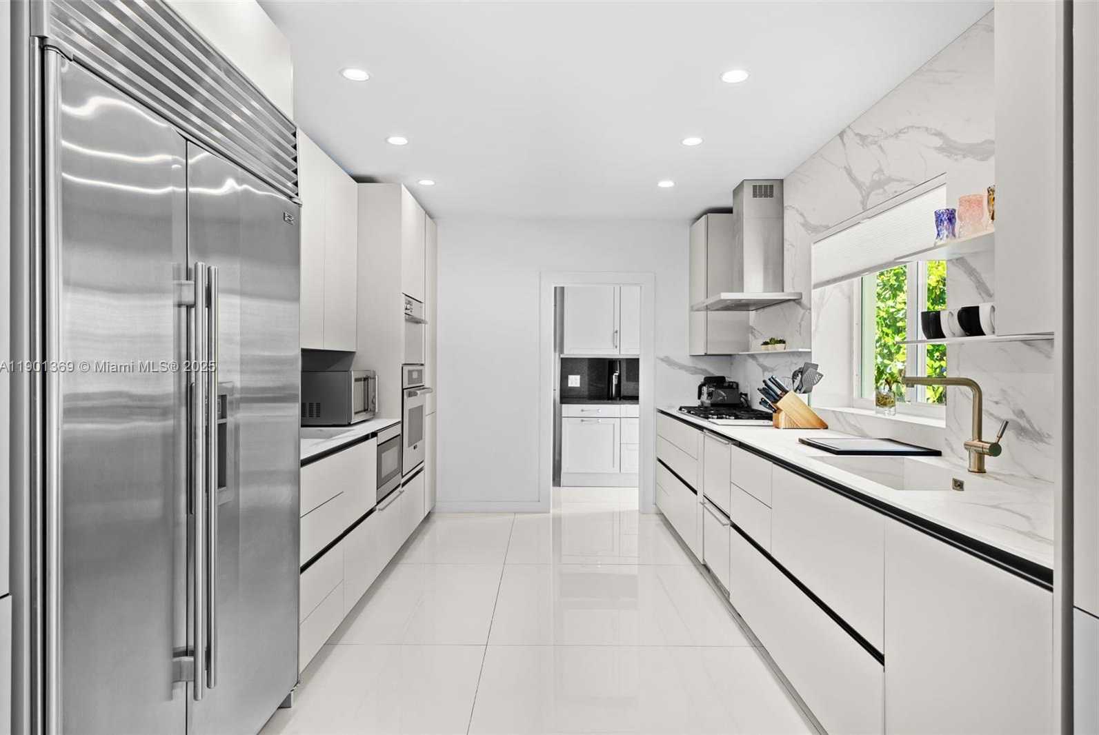 Small Image of 5055 NORTH BAY RD, Miami Beach Number 2