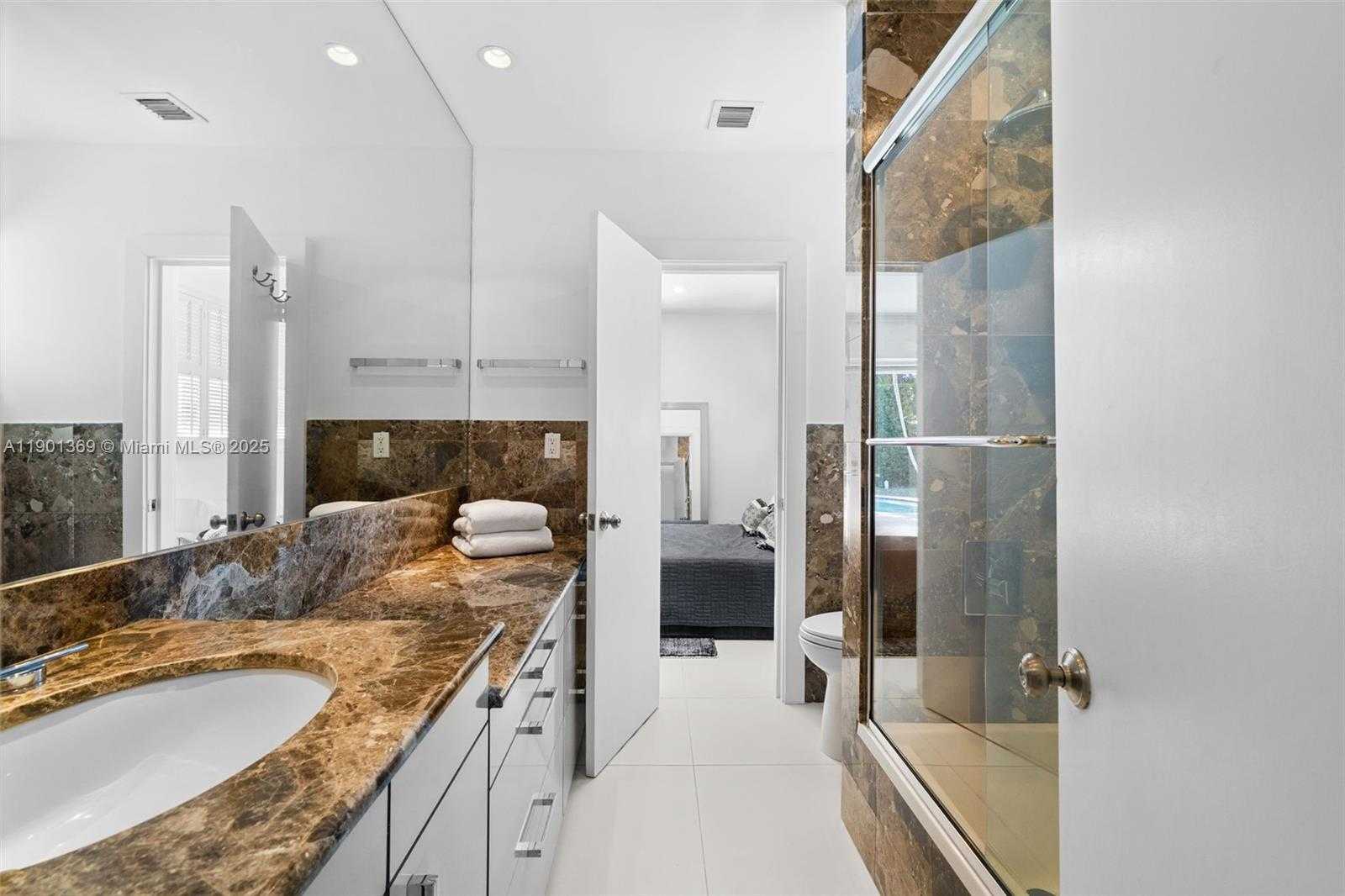 Small Image of 5055 NORTH BAY RD, Miami Beach Number 21