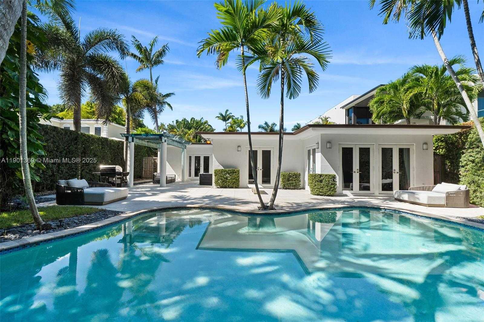 Small Image of 5055 NORTH BAY RD, Miami Beach Number 24