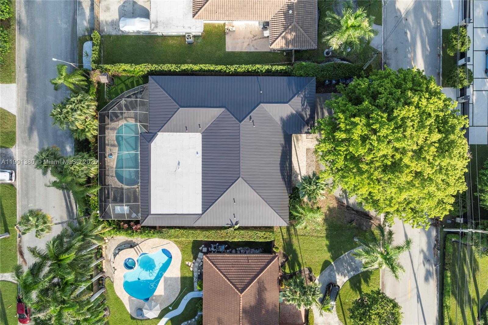 Small Image of 1141 NORTH NORTHLAKE DR, Hollywood Number 2