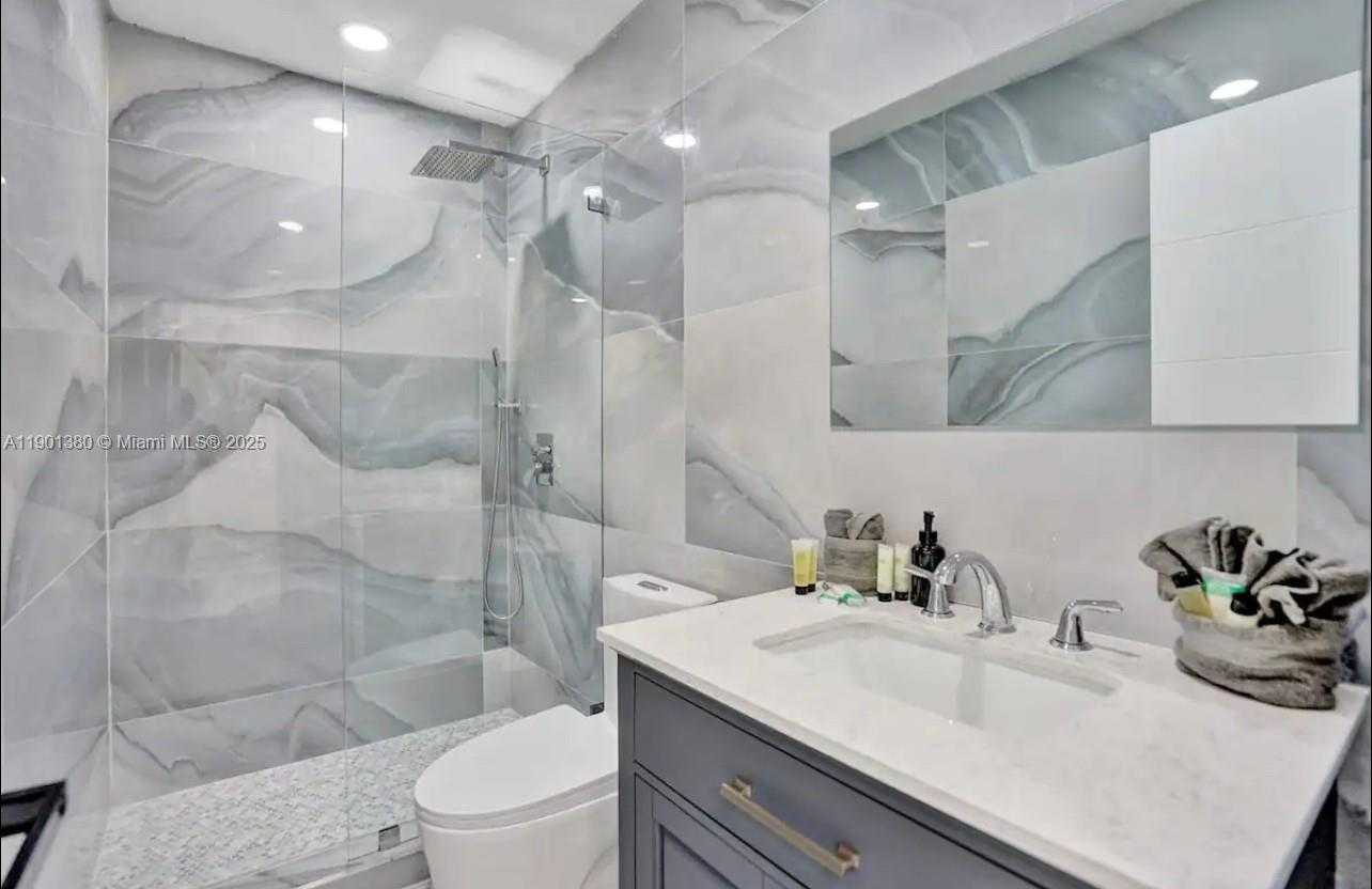 Small Image of 1141 NORTH NORTHLAKE DR, Hollywood Number 21
