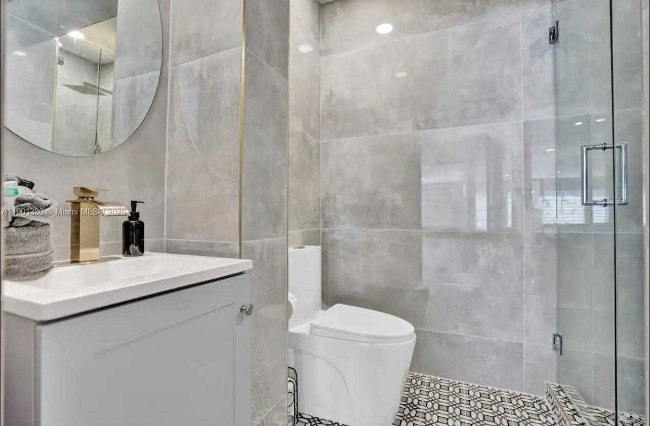 Small Image of 1141 NORTH NORTHLAKE DR, Hollywood Number 24