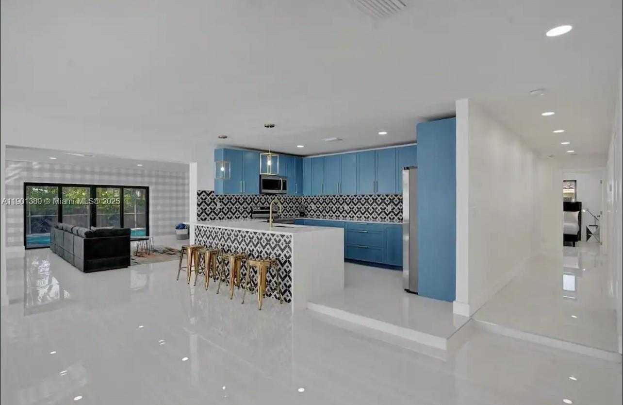 Small Image of 1141 NORTH NORTHLAKE DR, Hollywood Number 31