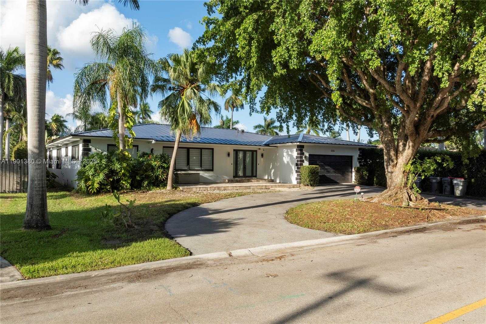 Small Image of 1141 NORTH NORTHLAKE DR, Hollywood Number 42