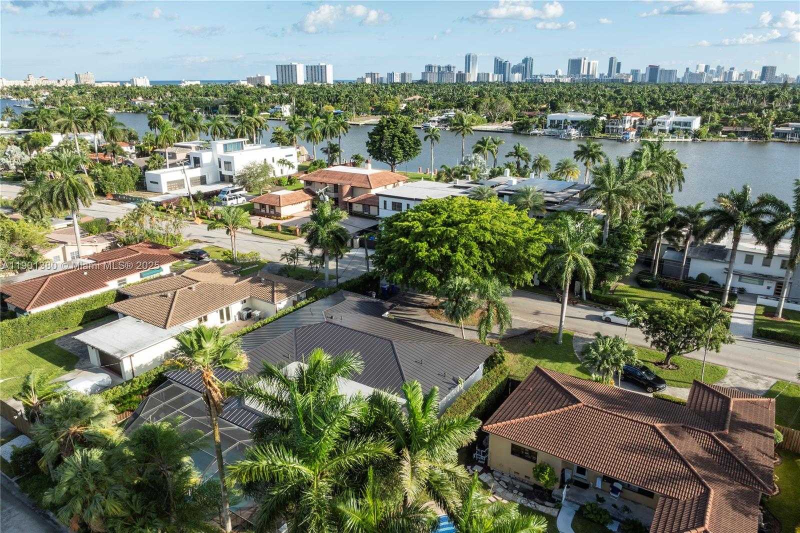 Small Image of 1141 NORTH NORTHLAKE DR, Hollywood Number 44